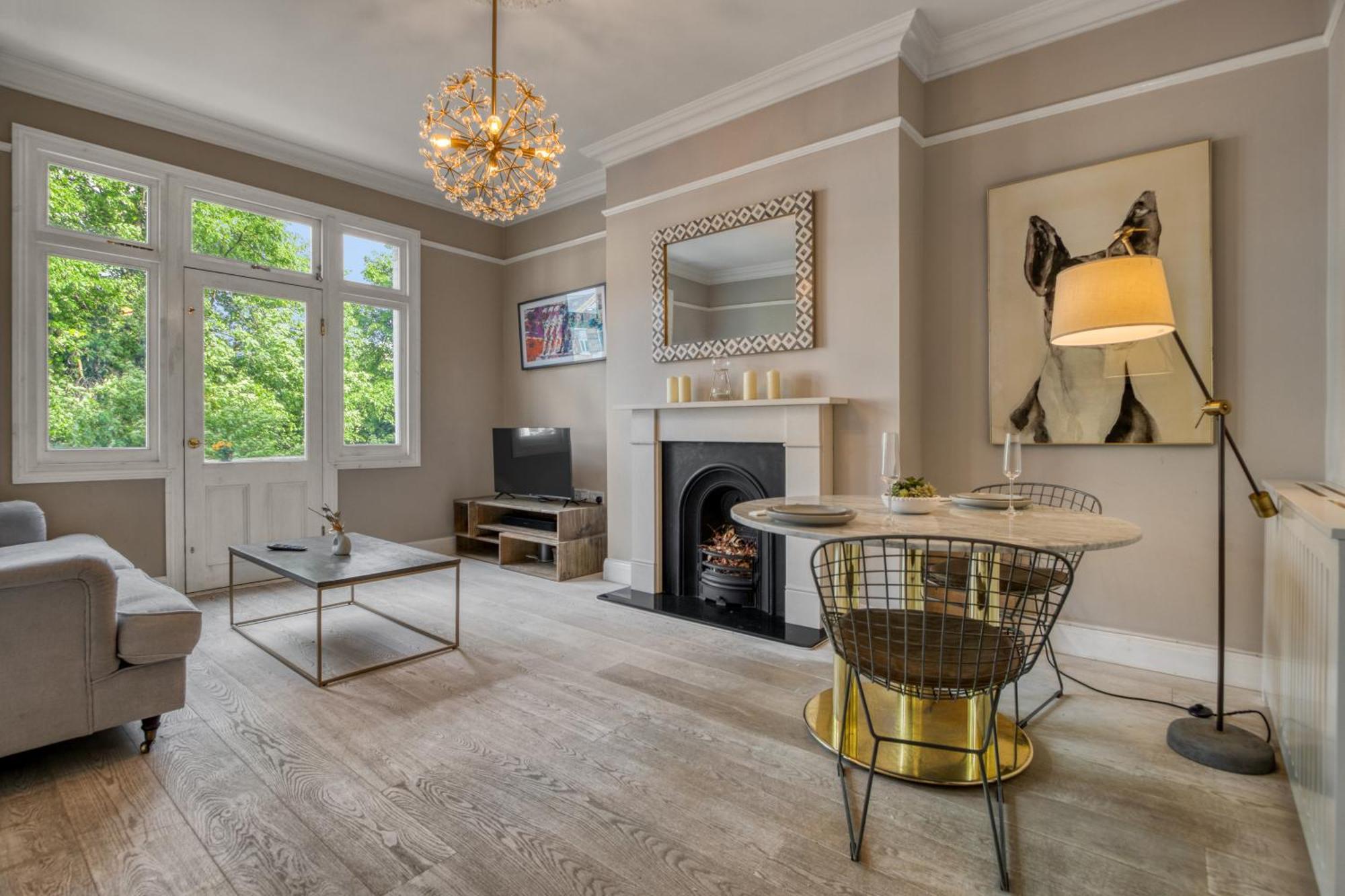 Stylish 1br Scenic Balcony Apartment London