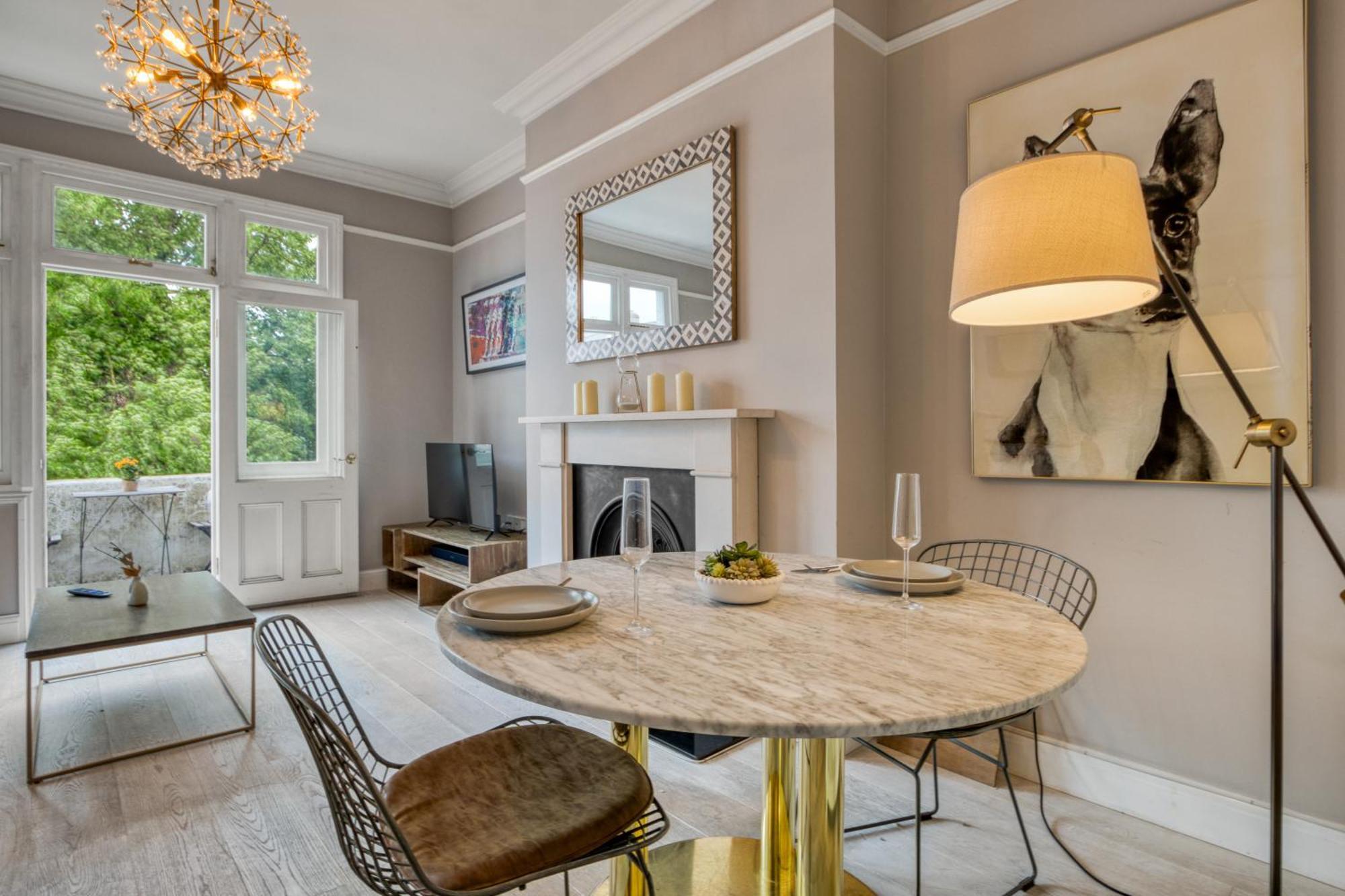 Stylish 1br Scenic Balcony Apartment *