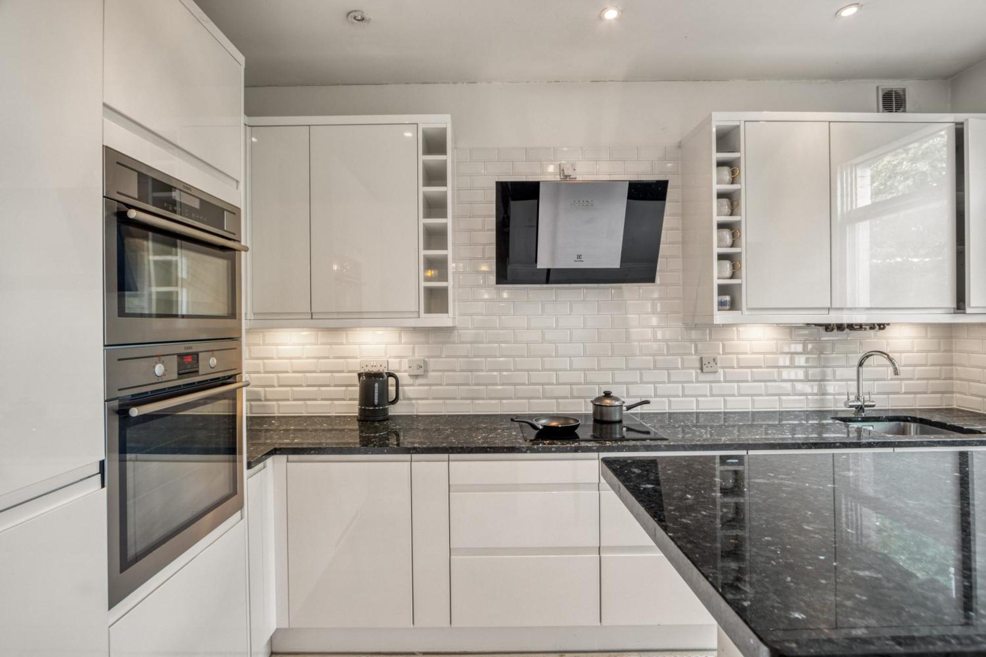 Stylish 1br Scenic Balcony Apartment London