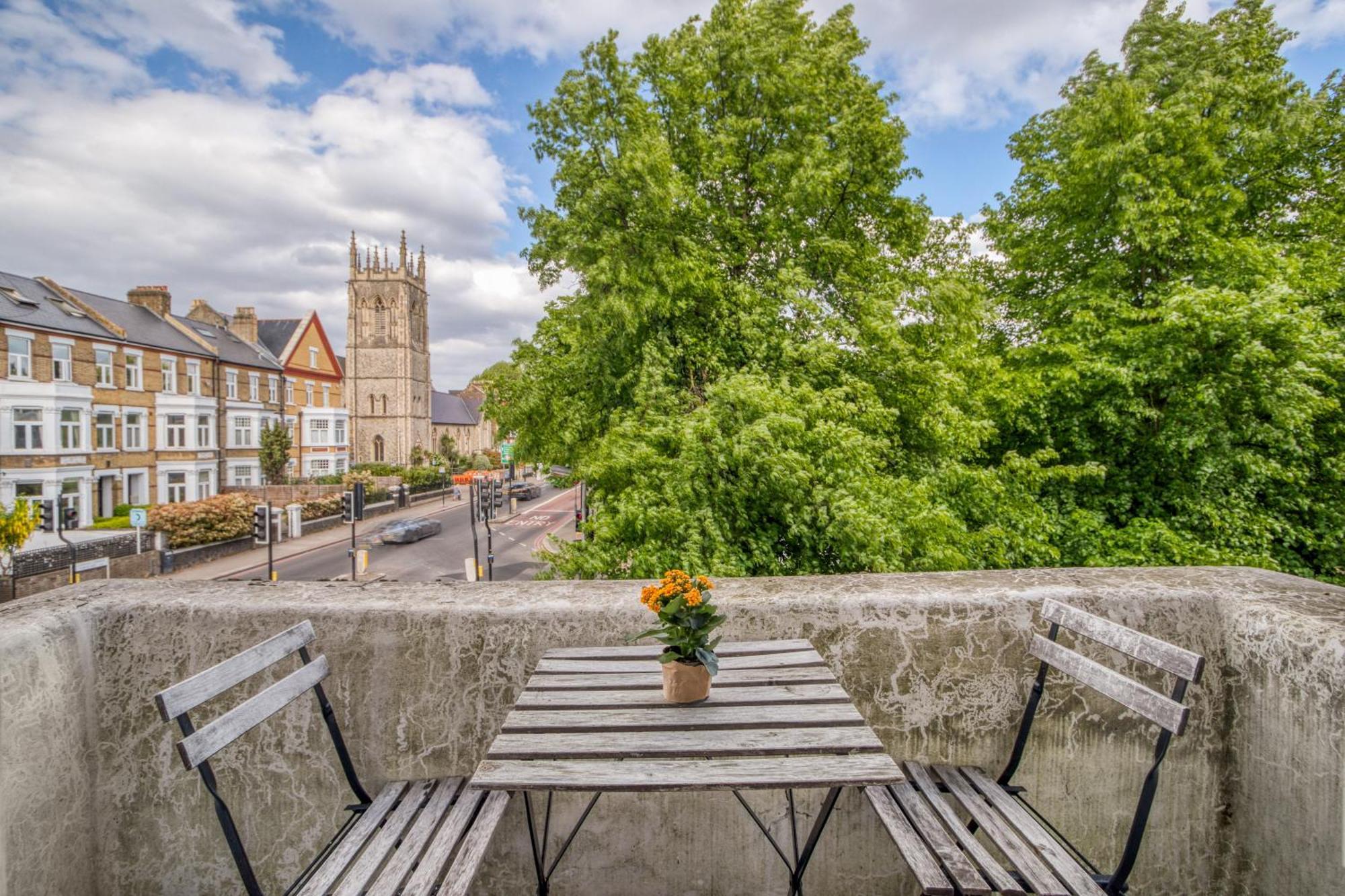 Stylish 1br Scenic Balcony Apartment