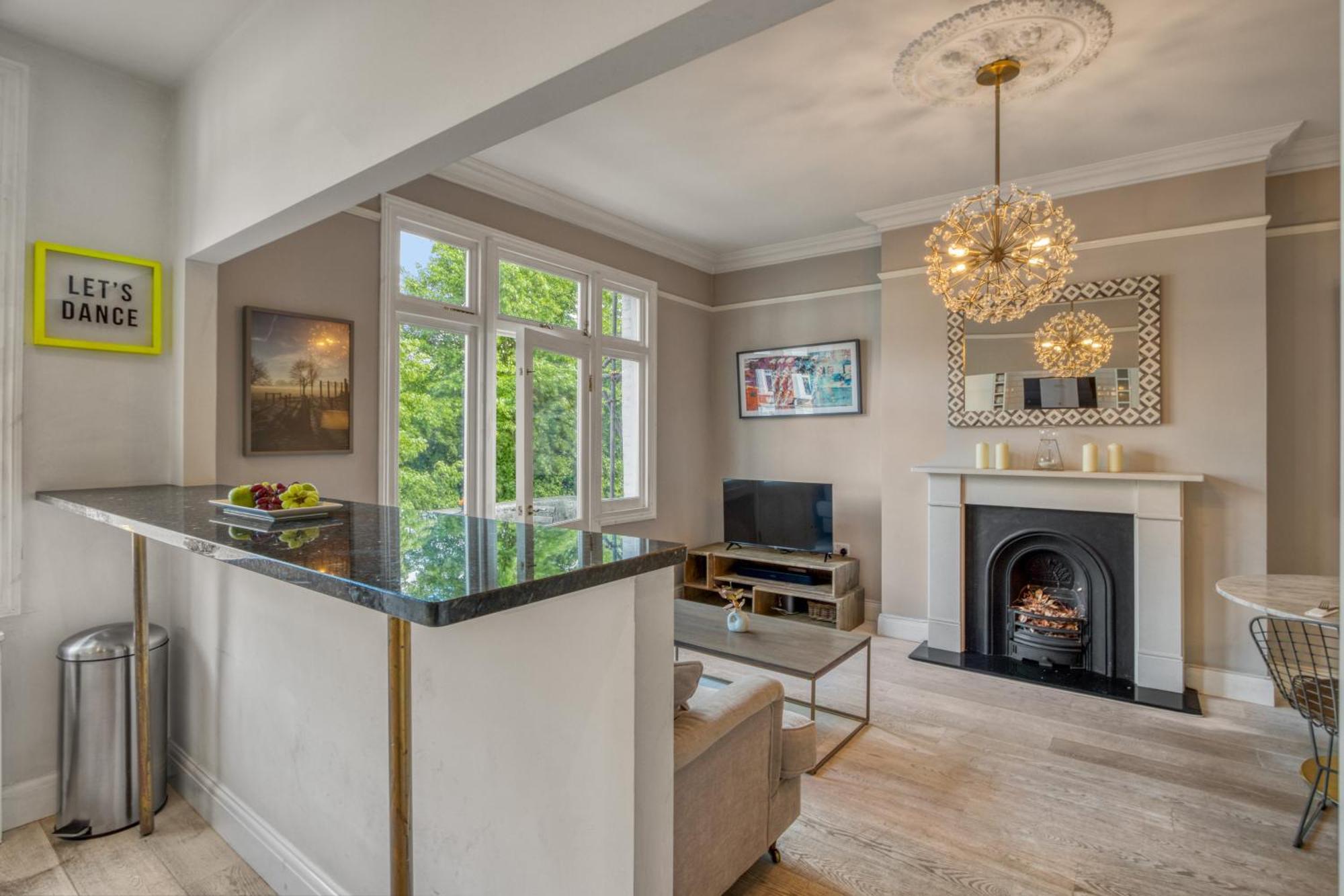 Stylish 1br Scenic Balcony Apartment *